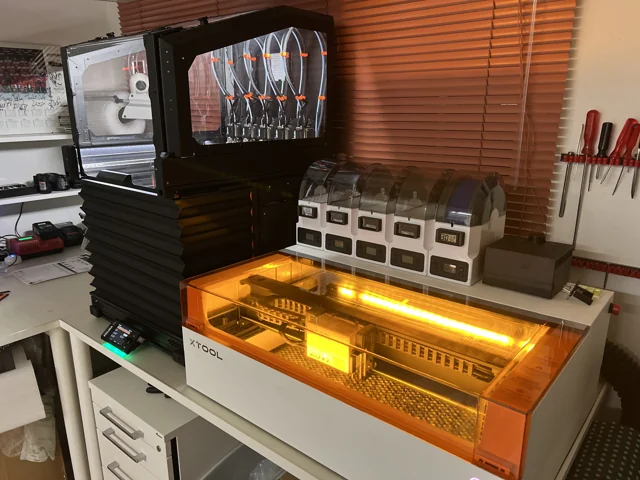 3D-Drucker und Laseranlage in unserer eigenen Fertigung für individuelle Fahrzeug-Einbauteile