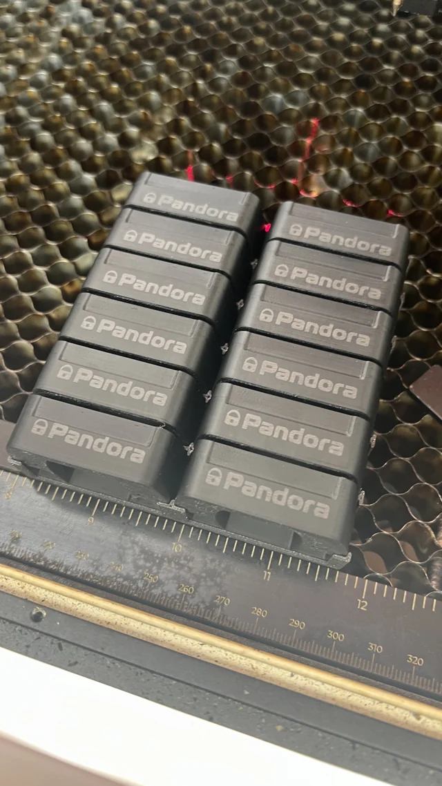 Lasergravur der Pandora-Beschriftung auf eigenen Abstandshaltern für DMS 100 Sensoren.