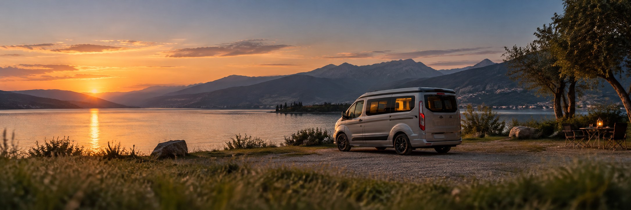 Camper am See im warmen Abendlicht – KI-generiertes Stimmungsbild