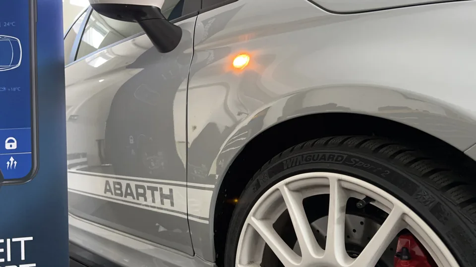 Abarth-Schriftzug und seitlicher Blinker