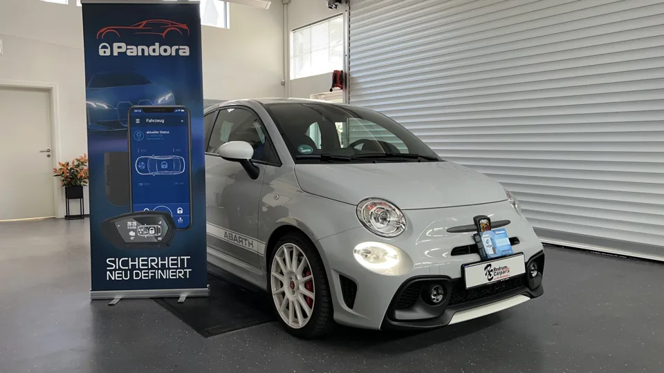 Abarth 695 neben dem Pandora-Aufsteller