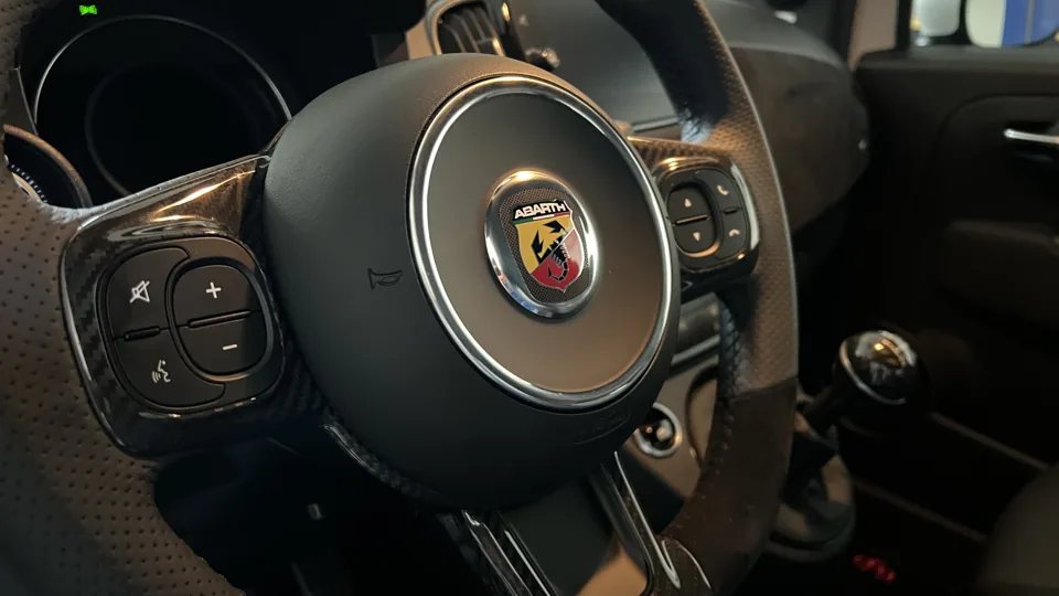 Lenkrad und Innenraum des Abarth 695