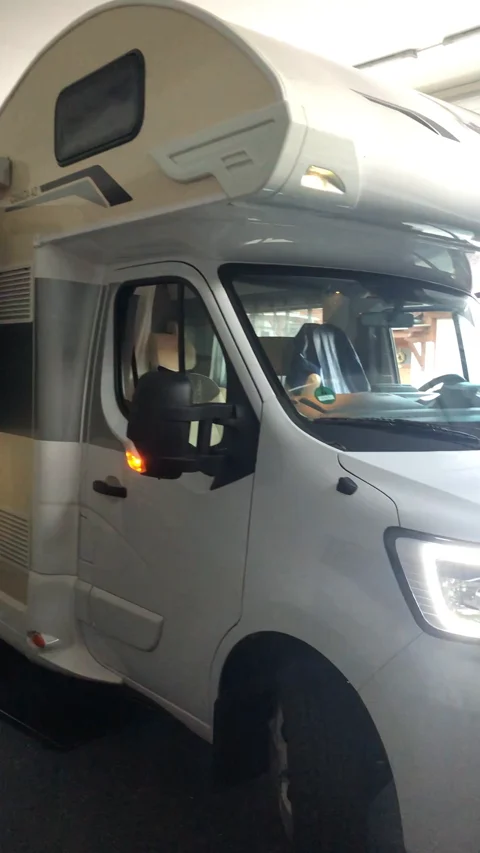 Alkoven-Wohnmobil beim Alarmauslösetest