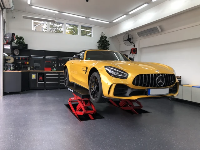 Mercedes AMG GT R – Mercedes AMG auf der Hebebühne