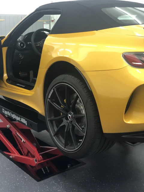 Mercedes AMG GT R – Seitenansicht auf der Hebebühne