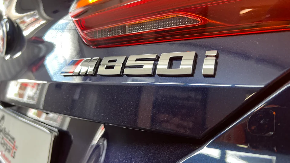 M850i-Schriftzug und Rückleuchte im Detail