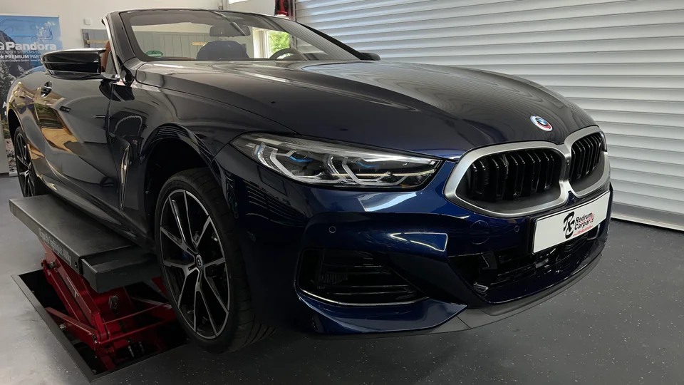 BMW 850i Cabrio auf der Hebebühne
