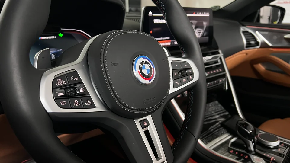Blick ins Cockpit des BMW 850i Cabrio