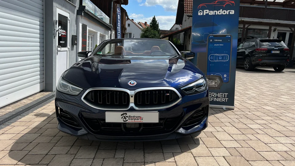 BMW 850i Cabrio vor unserer Werkstatt