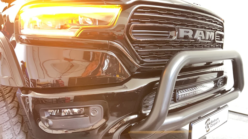 Scheinwerfer und Kühlergrill des Dodge RAM im Detail