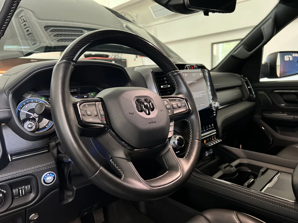 Cockpit des Dodge RAM Limited Night Edition