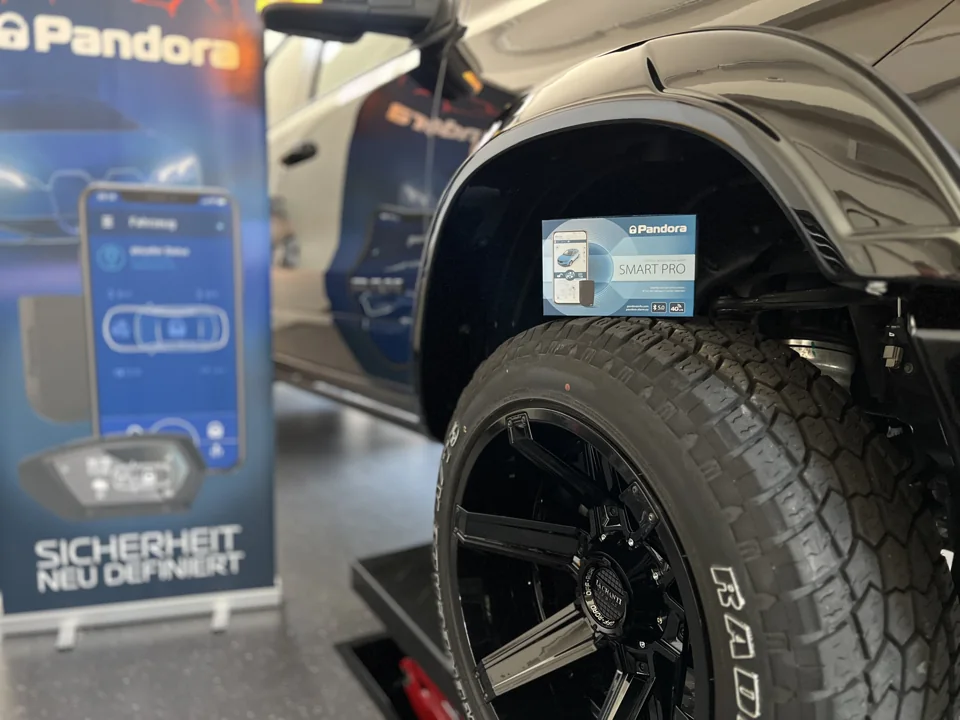 Pandora Smart Pro V3 beim Einbau am Dodge RAM