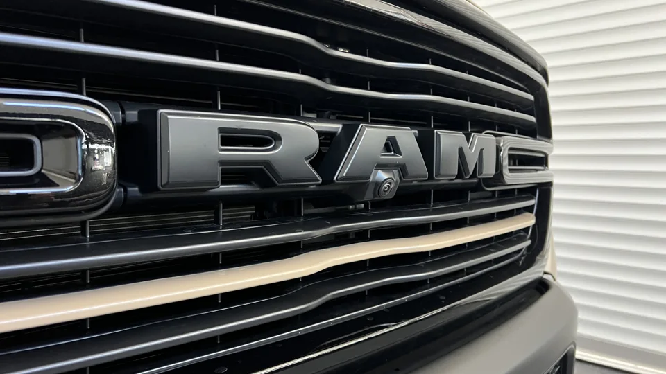 RAM-Schriftzug und Kühlergrill im Detail