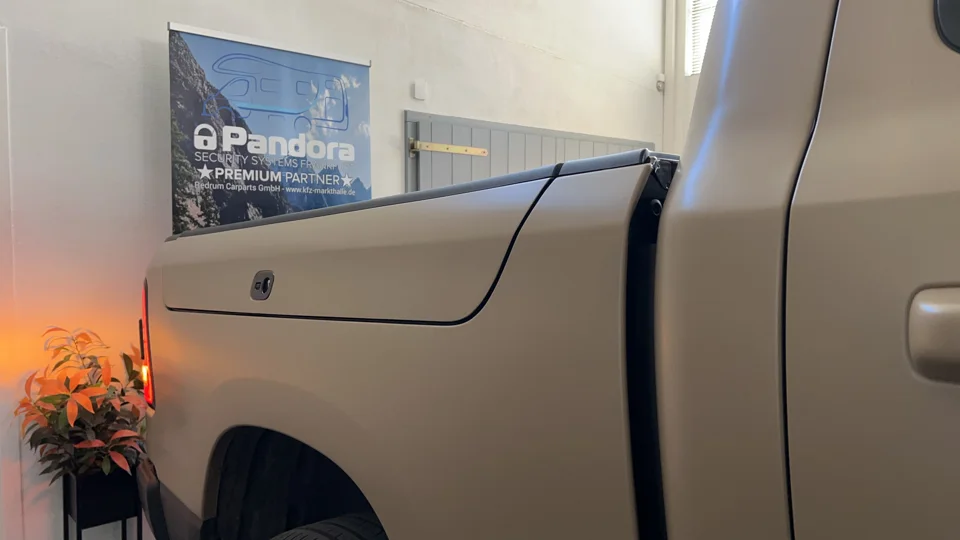 Seitliches Staufach an der Ladefläche des Dodge RAM