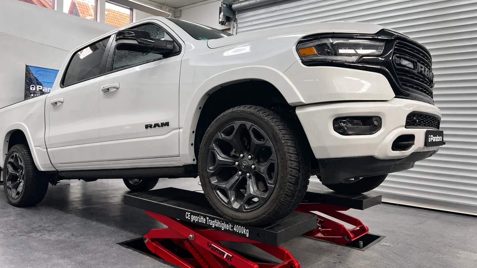 Dodge RAM 1500 Generation 5 mit Pandora Smart Pro V4 in unserer Einbauwerkstatt