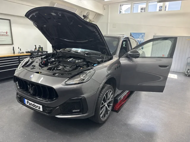 Maserati Grecale Trofeo mit geöffneter Motorhaube in der Einbauwerkstatt.