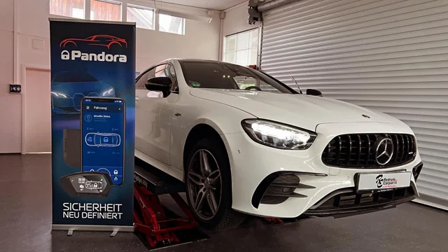 Mercedes-AMG mit Pandora-Präsentation in der Einbauwerkstatt.