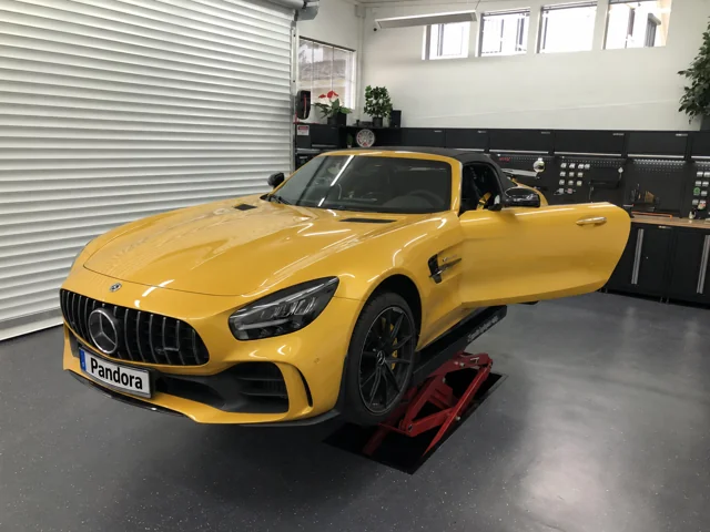 Mercedes-AMG Roadster auf der Hebebühne in unserer Werkstatt.