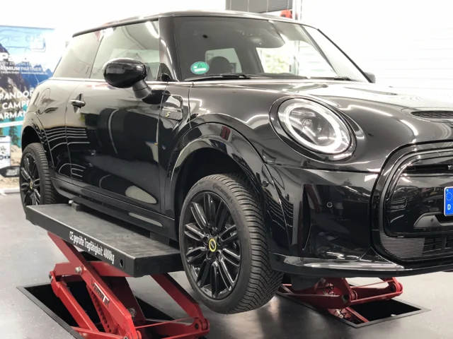 MINI Cooper S auf der Hebebühne in unserer Einbauwerkstatt.