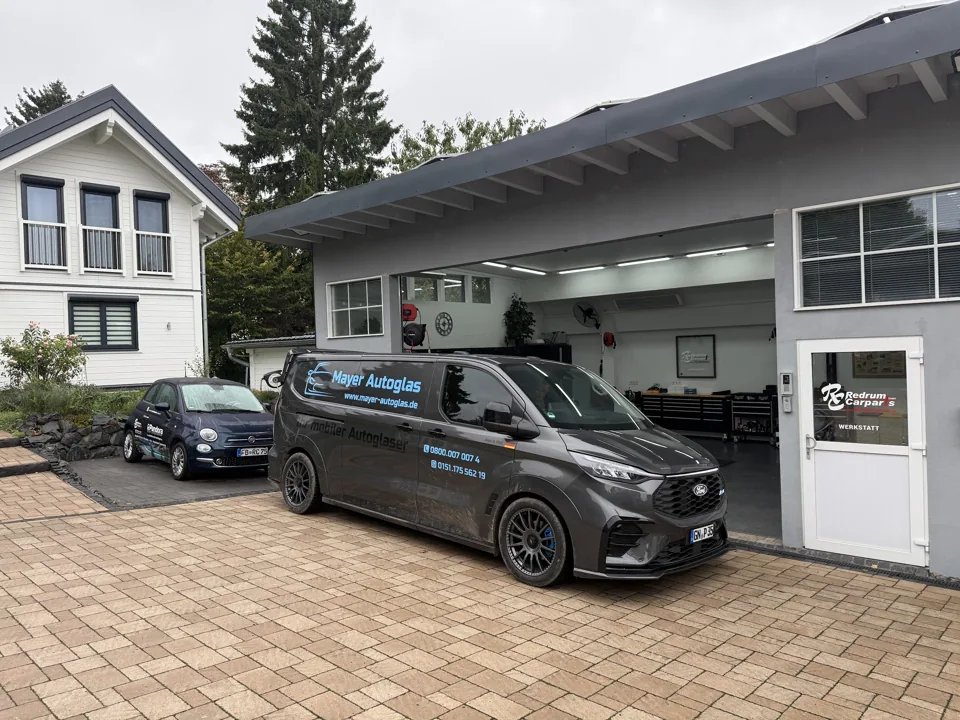 Ford Transit Custom von Mayer Autoglas vor unserer Werkstatt
