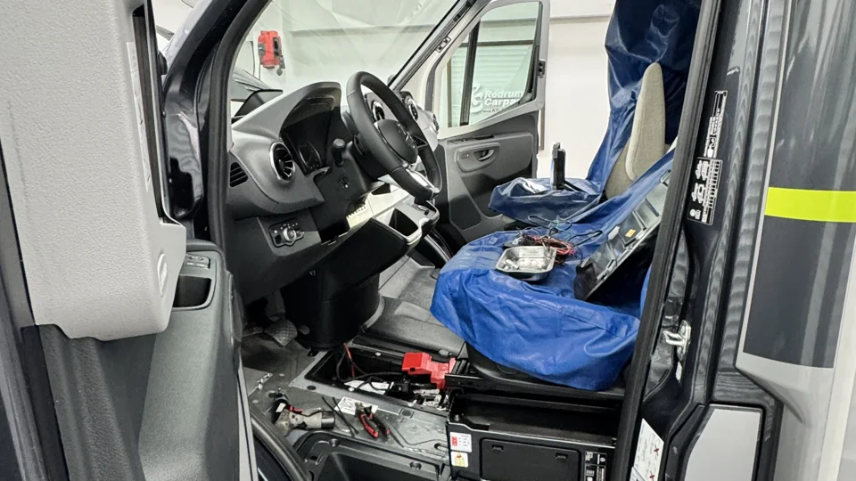 Geschützter Fahrersitz während der Montage
