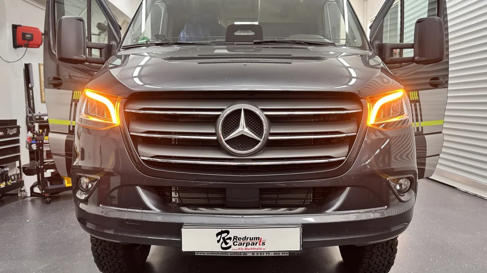 Mercedes-Benz Sprinter mit eingeschalteten Blinkern