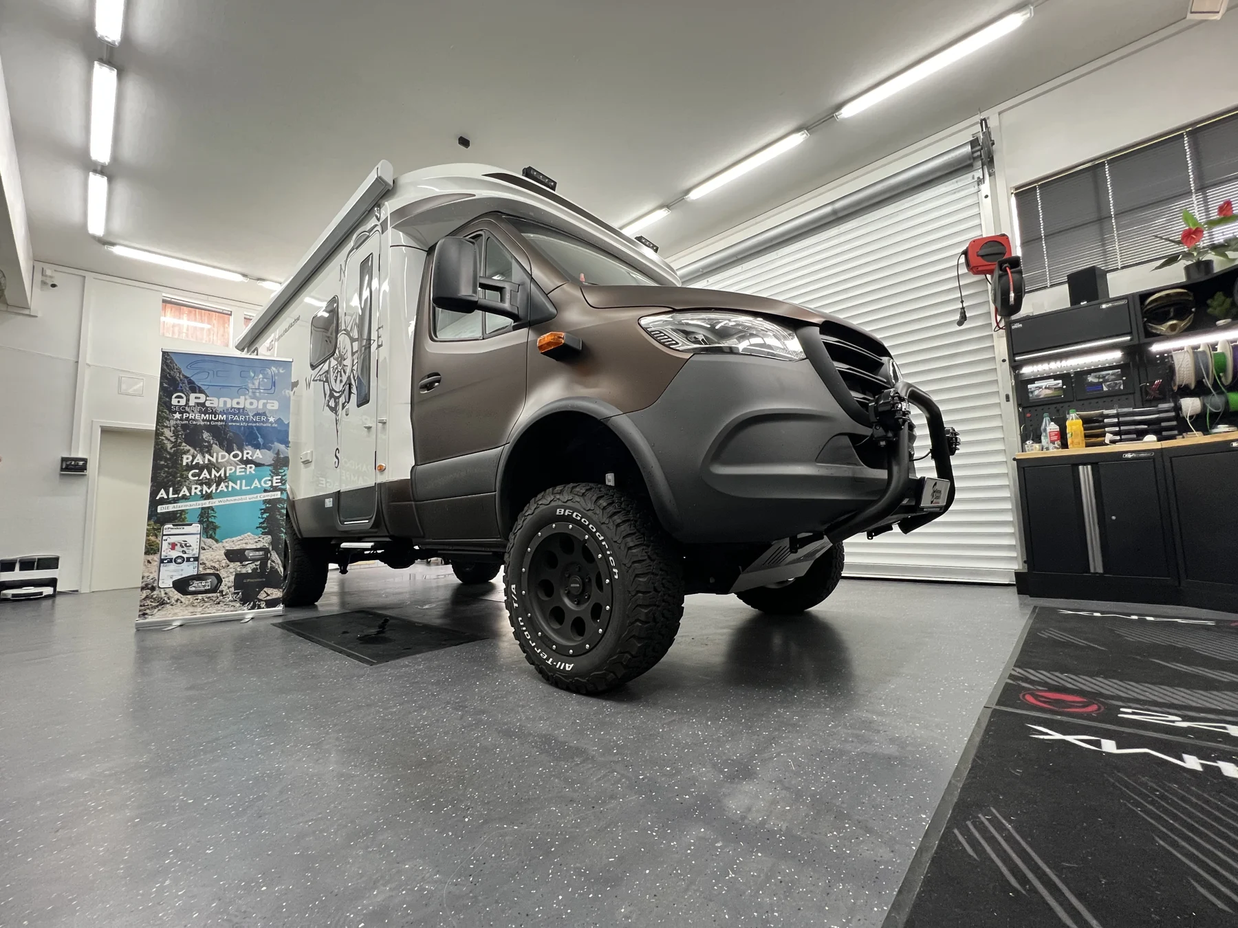Mercedes-Benz Sprinter mit bronzefarbener Front.