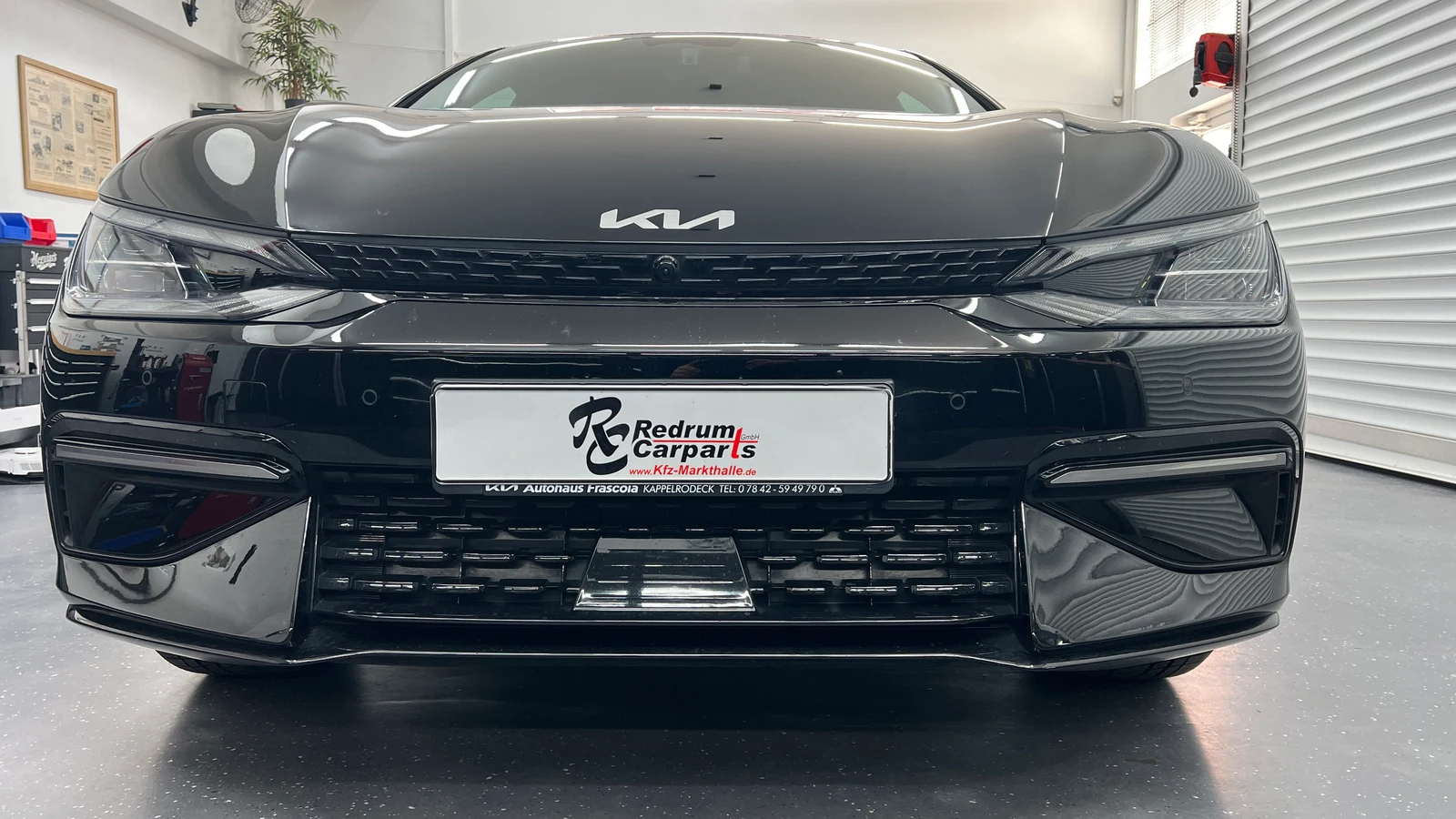 Die Front des Kia EV6 in unserer Werkstatt