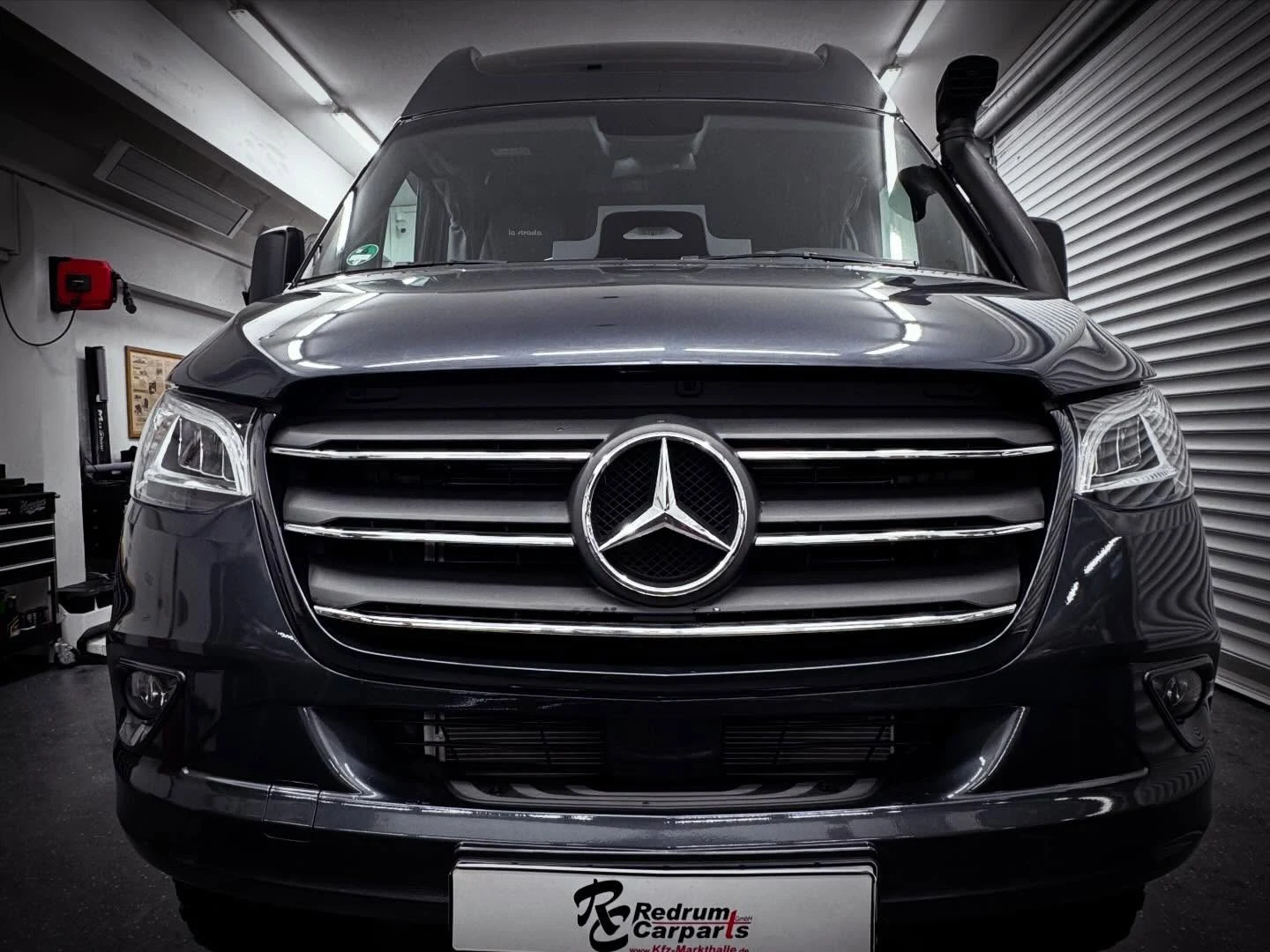 La Strada Nova – Mercedes-Benz Sprinter W907, La Strada Nova – individuell mit Pandora abgesichert.