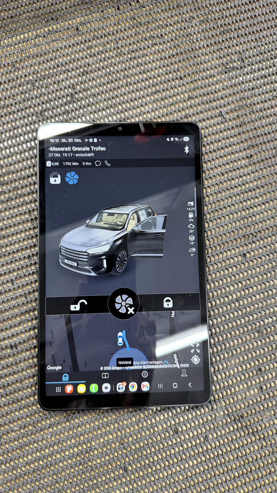 Pandora Connect App mit Fahrzeugortung.