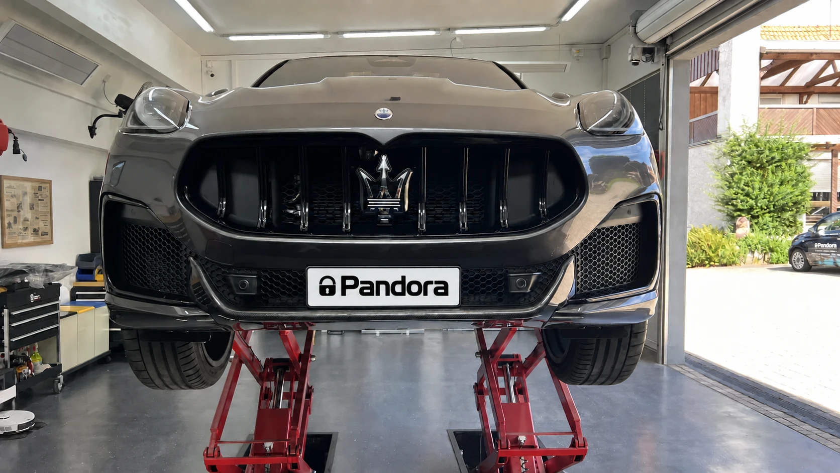 Maserati Grecale: Frontansicht auf der Hebebühne