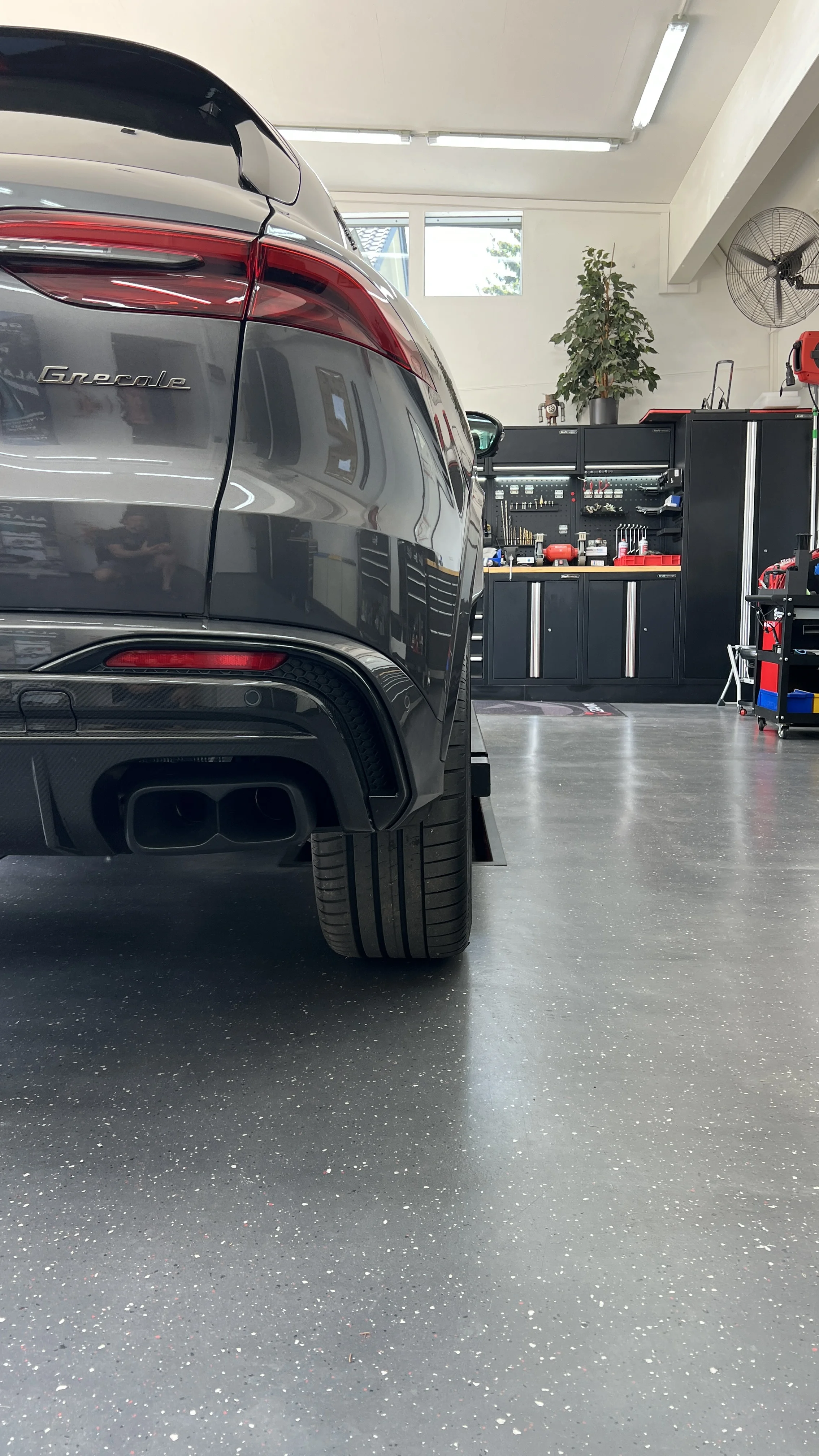 Maserati Grecale: Heckansicht in der Werkstatt