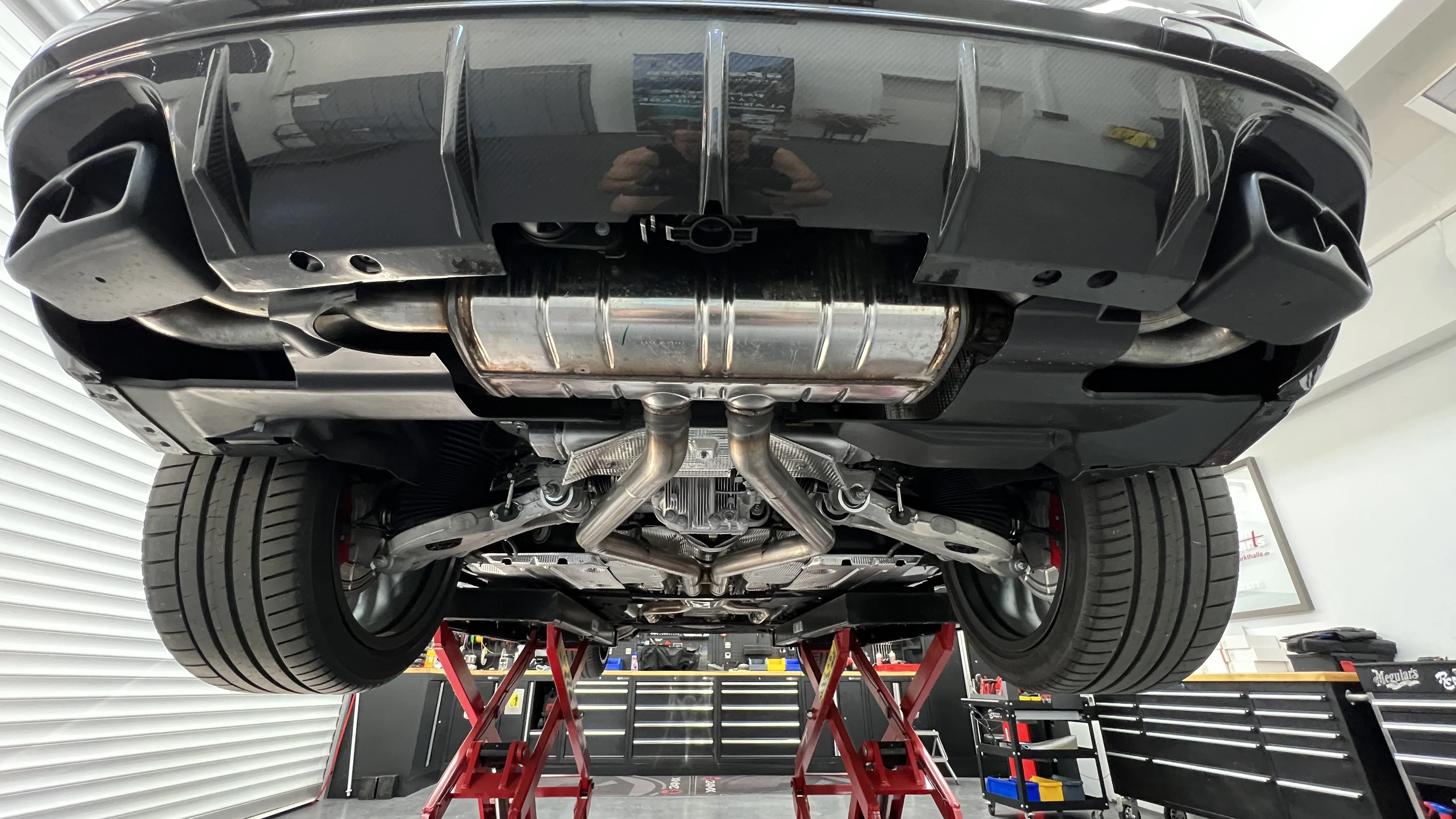 Maserati Grecale: Blick unter das Fahrzeug