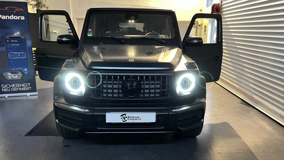 Frontansicht der Mercedes G-Klasse mit eingeschalteten Scheinwerfern