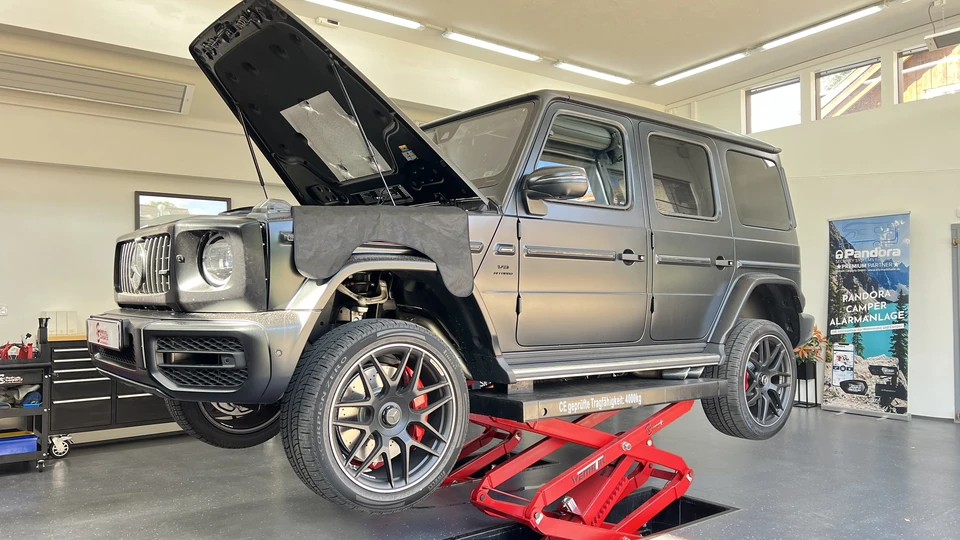 Mercedes G-Klasse auf der Hebebühne mit geöffneter Motorhaube