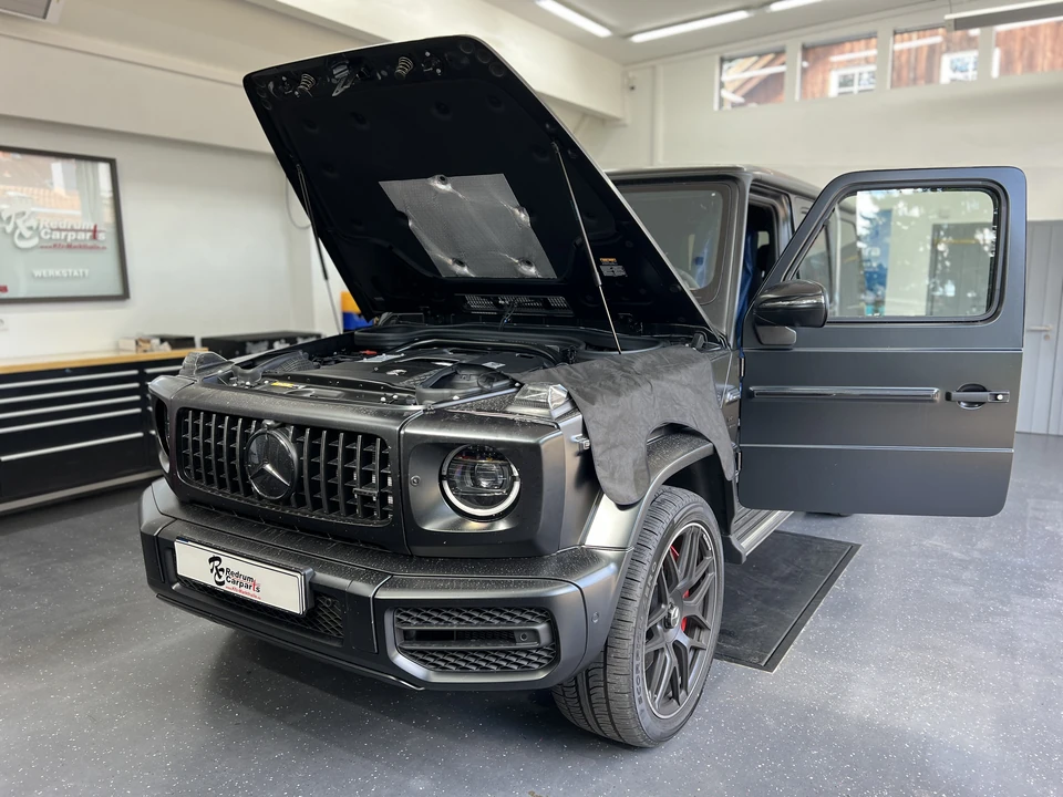 Geschützte Lackflächen beim Einbau an der Mercedes G-Klasse