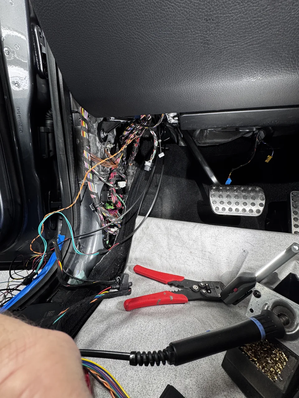 Arbeiten an der Fahrzeugelektrik beim Einbau der Pandora Alarmanlage im Mercedes-Benz GLE AMG