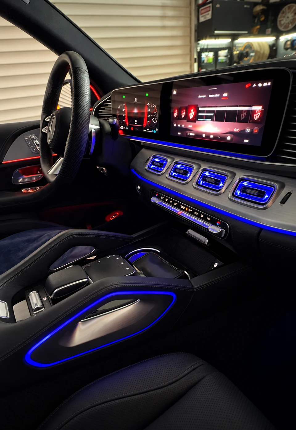 Cockpit des Mercedes-Benz GLE AMG mit blauer Ambientebeleuchtung