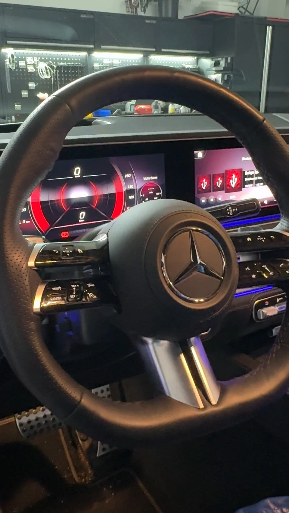Mercedes-Lenkrad und digitales Kombiinstrument