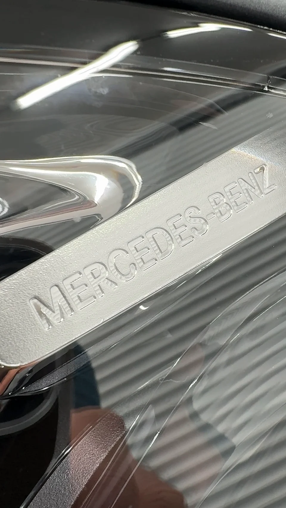 Mercedes-Benz Schriftzug im Detail