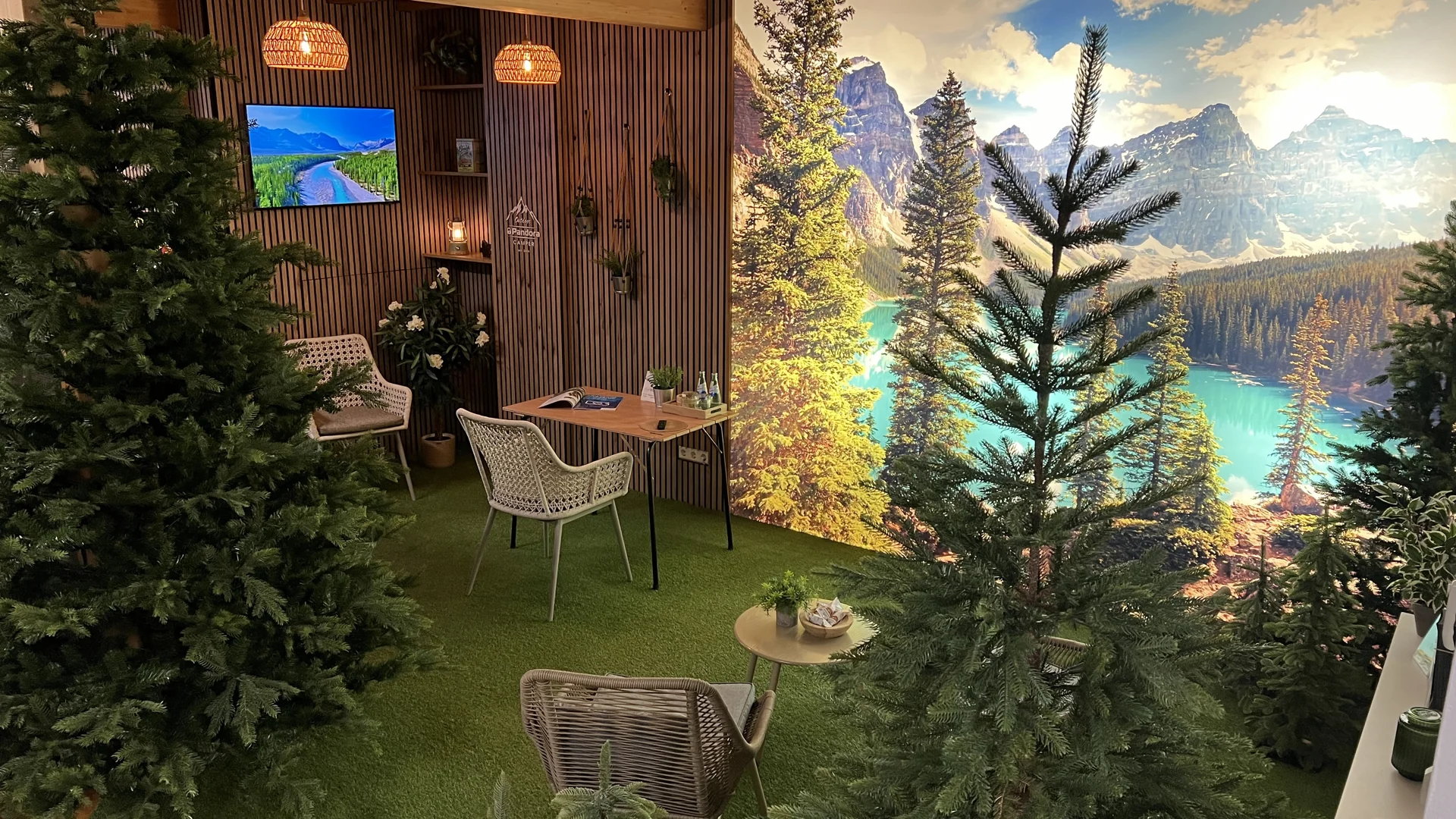 Gemütlicher Innenbereich des Wartebereichs mit Sitzplätzen und Bergpanorama