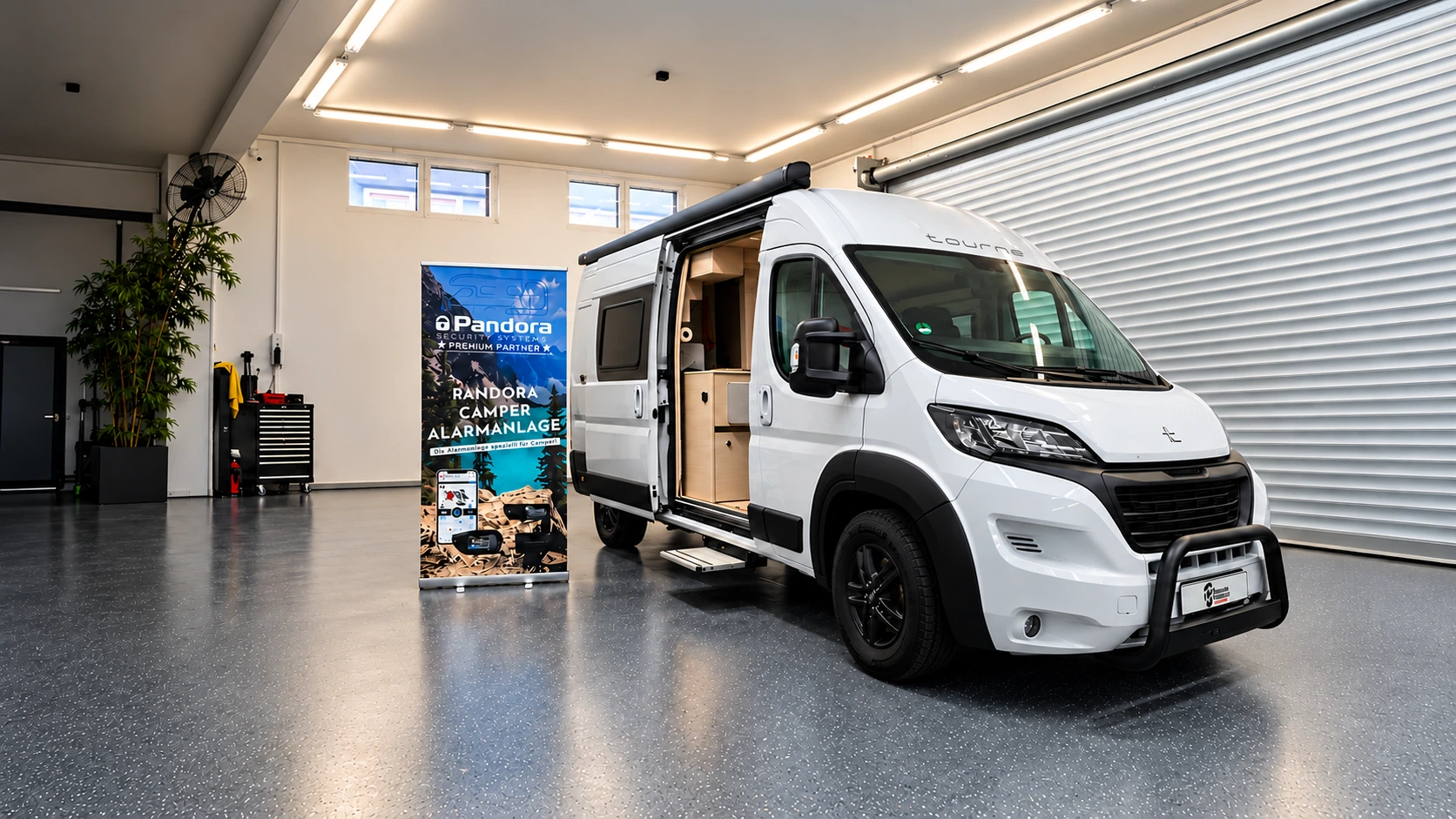 Tourne Kastenwagen mit Pandora-Banner in unserer Werkstatt