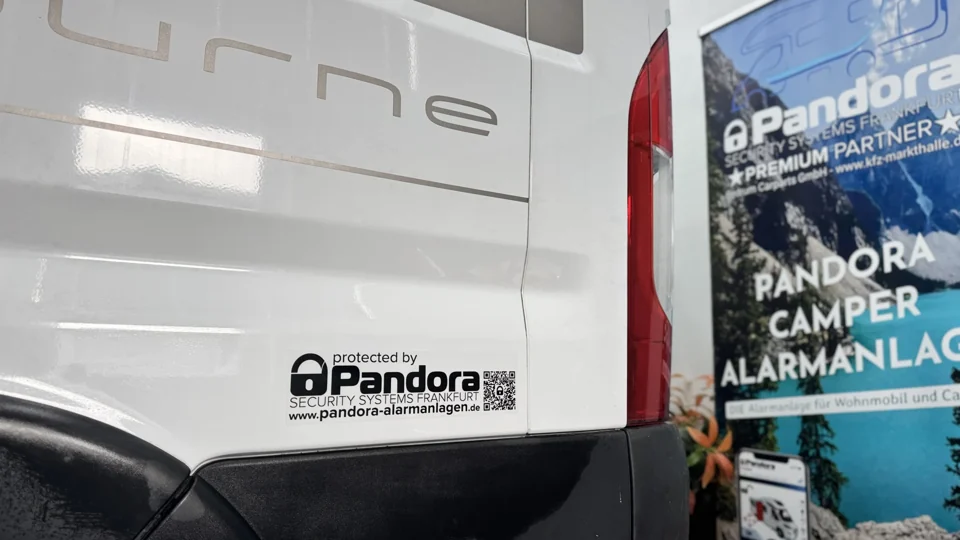 Pandora-Kennzeichnung am Heck des Kastenwagens.