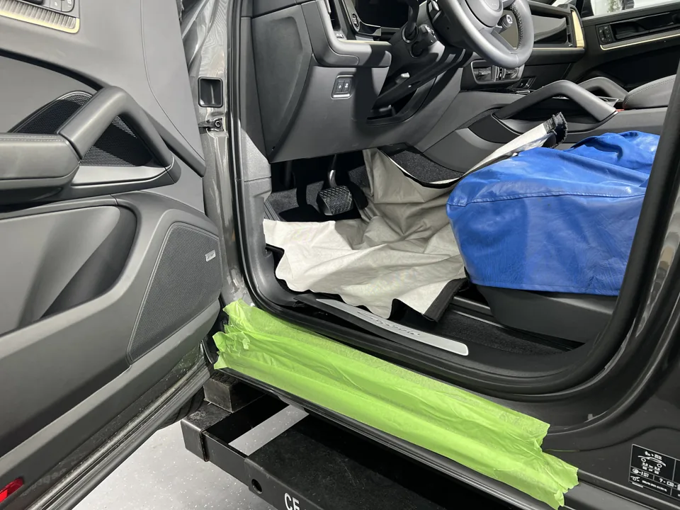 Sitz- und Einstiegsschutz beim Einbau im Porsche Cayenne
