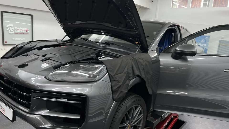 Porsche Cayenne beim Alarmanlagen-Einbau