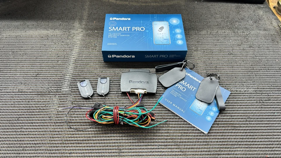 Pandora Smart Pro mit Steuergerät, Transpondern und Kabelsatz auf der Werkbank