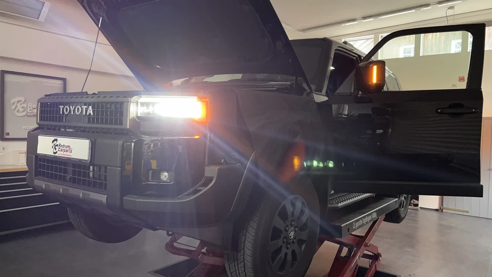 Toyota Land Cruiser Prado J250 bei der Funktionsprüfung auf der Hebebühne