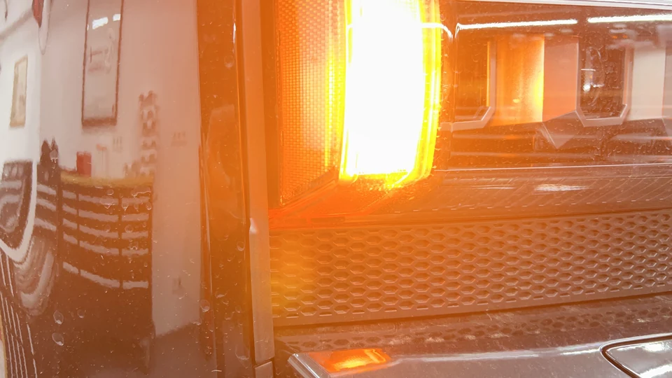 Detail der eingeschalteten Fahrzeugbeleuchtung am Toyota Land Cruiser