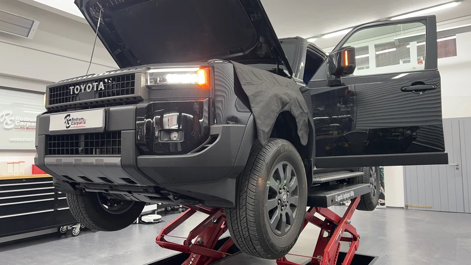Geschützte Lackflächen während der Montage am Toyota Land Cruiser J250