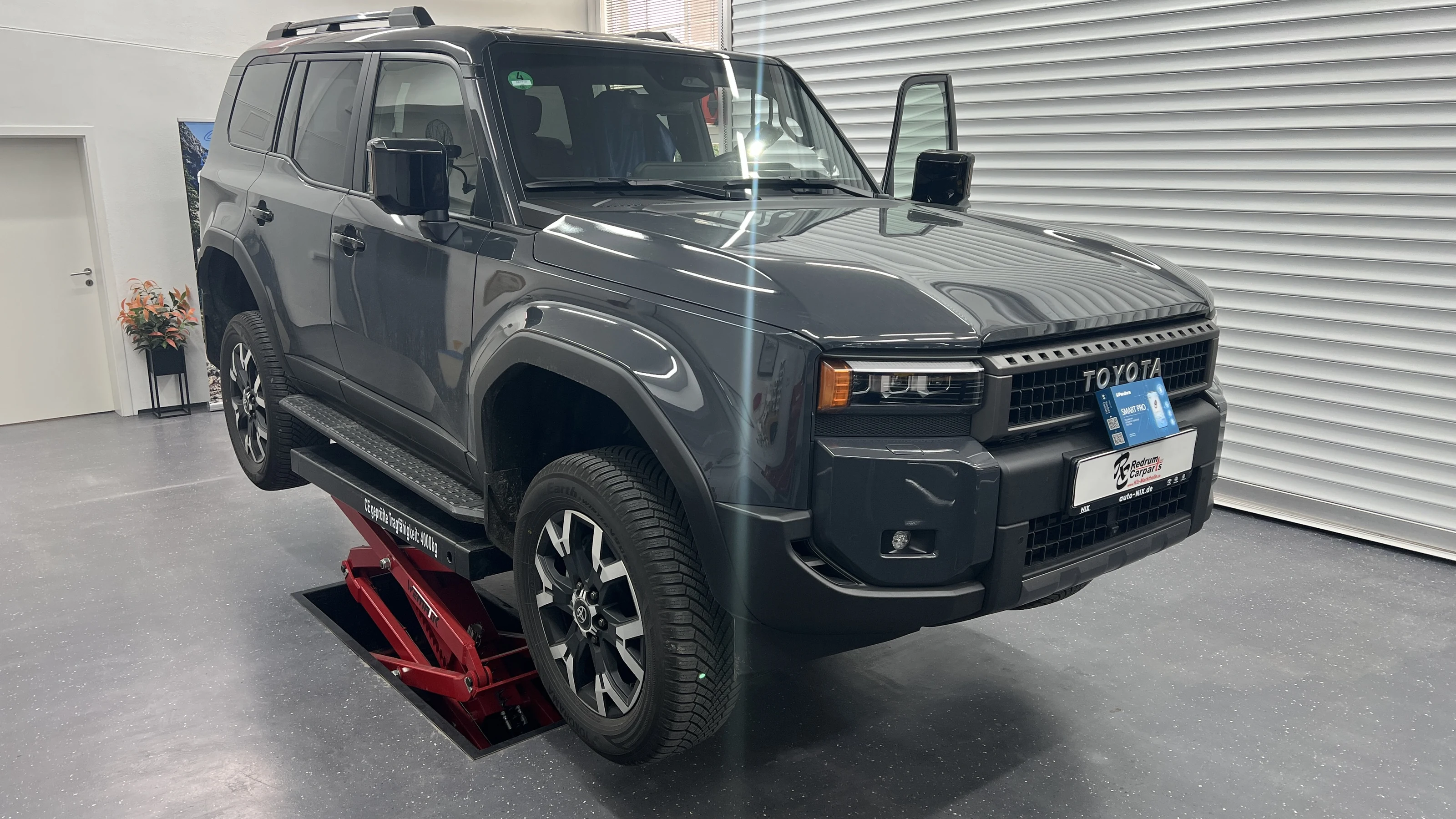 Toyota Land Cruiser Prado J250 mit Pandora Smart Pro V4 in unserer Werkstatt
